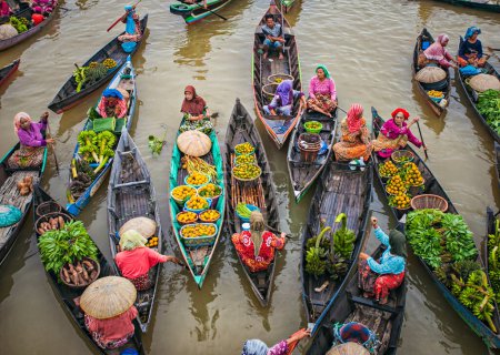 Téléchargez les photos : Marché flottant traditionnel à Lok Baintan, Banjarmasin, Kalimantan du Sud, Indonésie, un marché traditionnel très unique au milieu de la rivière Martapura qui opérait principalement par des femmes. - en image libre de droit