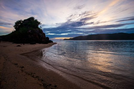 Foto de Vista de la playa de Kuta en la zona de Mandalika, Lombok, West Nusa Tenggara al atardecer. Mandalika es uno de los destinos turísticos prioritarios en Indonesia. - Imagen libre de derechos