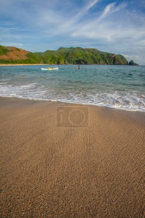 Téléchargez les photos : Beau paysage marin de la plage de Mawun à Lombok en Indonésie. Lombok est une île tropicale, destination touristique populaire en Indonésie. - en image libre de droit