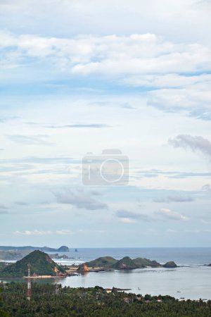 Foto de Kuta paisaje de playa en la zona de Mandalika, visto desde lejos. Mandalika es una popular zona turística en la isla de Lombok, uno de los famosos destinos turísticos en Nusa Occidental Tenggara, Indonesia. - Imagen libre de derechos