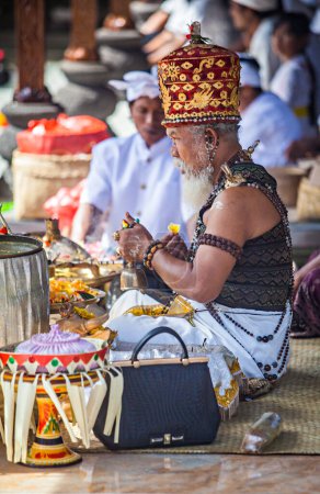 Foto de La gente de Bali haciendo hinduismo rezar y rituales en Tirta Empul Templo durante Galungan y Kuningan - Imagen libre de derechos