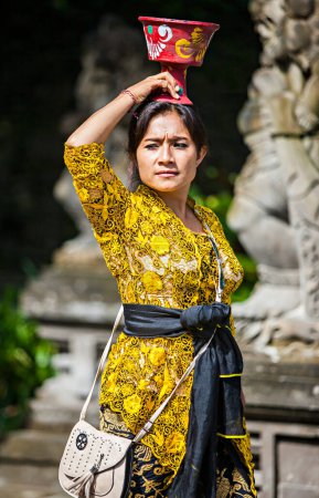 Foto de Mujer balinesa vestida con ropa tradicional durante la ceremonia de Galungan y Kuningan en el templo de Tirta Empul - Imagen libre de derechos