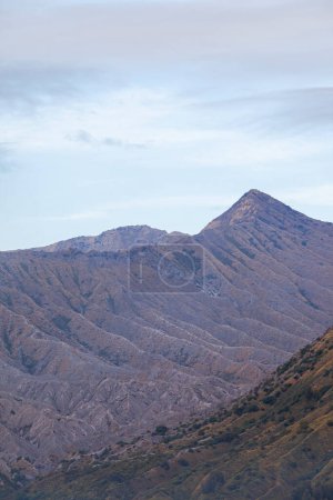 Foto de Monte Batok y Monte Widodaren en el complejo montañoso de Bromo. Fotografiado de cerca. La zona de Bromo Tengger Semeru es un destino turístico popular en Java Oriental, Malang, Probolinggo, Indonesia. - Imagen libre de derechos