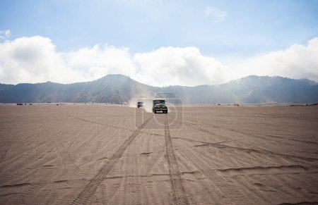 Foto de El vasto desierto es conocido como la arena susurrante bajo el Monte Bromo. Conocido como uno de los más amplios del mundo. Conviértete en una famosa atracción turística en Java Oriental, Indonesia. - Imagen libre de derechos
