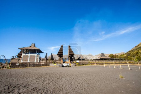 Foto de Templo Luhur Ponten, un lugar de culto para los hindúes Tengger situado bajo el Monte Bromo. Zona de Mount Bromo es una famosa zona turística en Java Oriental, Indonesia. - Imagen libre de derechos