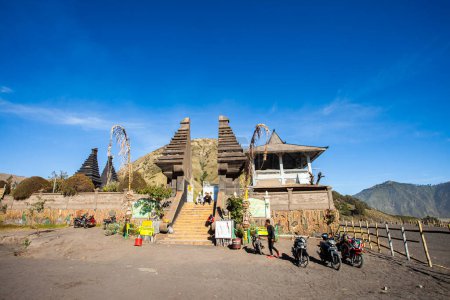 Foto de Templo Luhur Ponten, un lugar de culto para los hindúes Tengger situado bajo el Monte Bromo. Zona de Mount Bromo es una famosa zona turística en Java Oriental, Indonesia. - Imagen libre de derechos