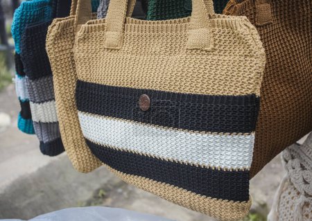 Téléchargez les photos : Handmade knitted bags produced by small home industries are souvenirs for tourists at the Mount Tangkuban Parahu tourist spot in Bandung, Indonesia. Sold in stalls around the crater. - en image libre de droit
