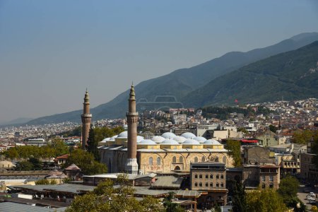 Téléchargez les photos : Bursa, Turquie 17 septembre 2022 : Bursa Grande Mosquée ou Ulu Cami est la plus grande mosquée de Bursa, elle a été construite par le sultan ottoman Bayezid I. entre 1396 et 1400 - en image libre de droit
