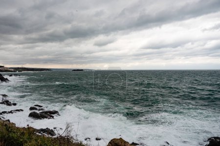 Téléchargez les photos : Nuages spectaculaires de la mer avant la tempête, vue de la plage, zone de collage de texte. Photo de haute qualité - en image libre de droit