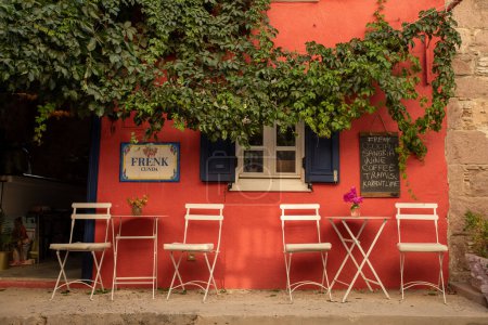 Téléchargez les photos : Table de chaise en face du mur rouge, endroits où les gens mangent et boivent du thé et du café dans les endroits d'été. Photo de haute qualité - en image libre de droit