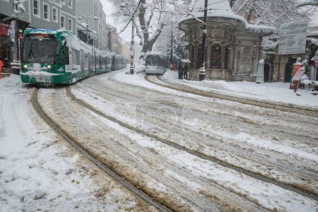 Téléchargez les photos : Istanbul - dinde, 9 décembre 2017 : vue depuis les rues enneigées d'istanbul, concept de neige et de tramway. Photo de haute qualité - en image libre de droit