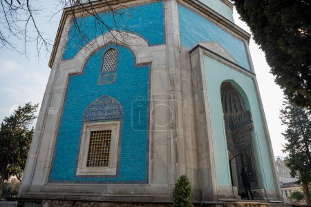 Téléchargez les photos : Vue sur la tombe verte. Le Tombeau Vert-Yesil Turbe- est un mausolée du cinquième sultan ottoman. Photo de haute qualité - en image libre de droit