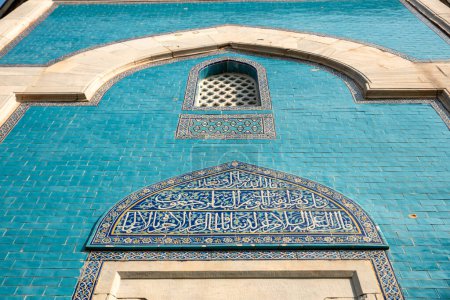 Foto de Vista de la Tumba Verde. La Tumba Verde Yesil Turbe- es un mausoleo del quinto sultán otomano. Foto de alta calidad - Imagen libre de derechos