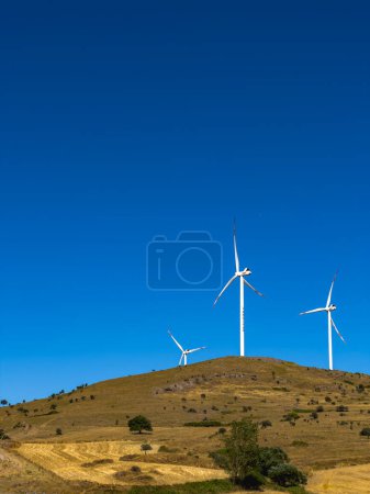 Téléchargez les photos : Turbine éolienne, avec fond de ciel bleu, vue aérienne des éoliennes et du domaine agricole. Photo de haute qualité - en image libre de droit