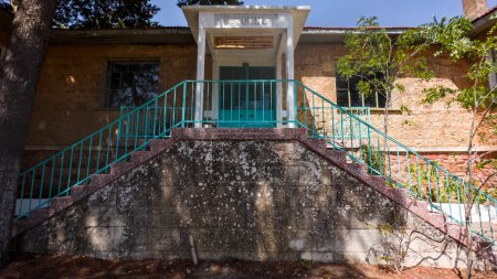 Téléchargez les photos : L'école primaire de la structure historique en pierre dans le village Adatepe de Canakkale, concept éducatif entrelacé avec la nature. Photo de haute qualité - en image libre de droit