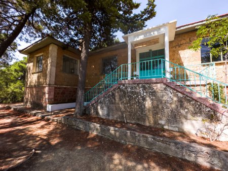 Téléchargez les photos : L'école primaire de la structure historique en pierre dans le village Adatepe de Canakkale, concept éducatif entrelacé avec la nature. Photo de haute qualité - en image libre de droit