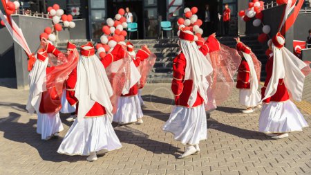 Téléchargez les photos : Bursa Turket - 29 octobre 2022 : Fête nationale de la souveraineté et de l'enfant.Les enfants turcs dansent en costumes traditionnels rouges et blancs. Photo de haute qualité - en image libre de droit