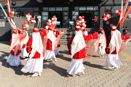 Téléchargez les photos : Bursa Turket - 29 octobre 2022 : Fête nationale de la souveraineté et de l'enfant.Les enfants turcs dansent en costumes traditionnels rouges et blancs. Photo de haute qualité - en image libre de droit