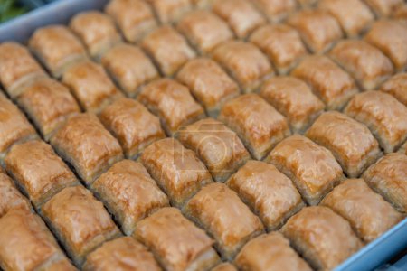 Téléchargez les photos : Baklava aux pistaches. Saveurs traditionnelles du Moyen-Orient. Le nom de Baklava est Fistikli Baklava. Baklava turque traditionnelle et délicieuse. Photo de haute qualité - en image libre de droit