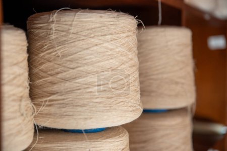 Téléchargez les photos : Fabrication textile traditionnelle Fil à tisser pour l'industrie textile. Extrait, Rouleaux de tissu de coton industriel. Photo de haute qualité - en image libre de droit