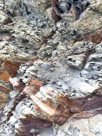 Téléchargez les photos : Formations rocheuses naturelles et abstraites avec fissures, couches et textures. - en image libre de droit