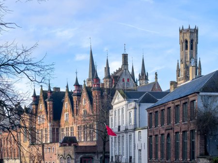 Téléchargez les photos : Beau canal et maisons traditionnelles dans la vieille ville de Bruges-Bruges, Belgique. Photo de haute qualité - en image libre de droit