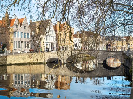 Téléchargez les photos : Belgique bâtiment historique vue célèbre lieu de tourisme, Bruges, Belgique canaux historiques pendant la journée. - en image libre de droit