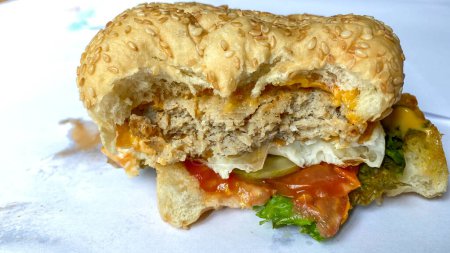 Téléchargez les photos : Fromage de poulet coupé en deux et hamburger aux œufs - en image libre de droit