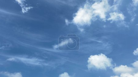 Téléchargez les photos : Ciel bleu avec nuages - en image libre de droit