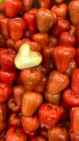 Téléchargez les photos : Gros plan d'un poivron rouge et blanc - en image libre de droit