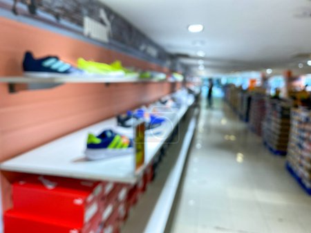 Téléchargez les photos : Photo déconcentrée d'un magasin de chaussures. Chaussures bleues sur étagère - en image libre de droit