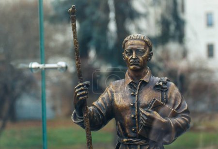 POLTAVA, UCRANIA - 3 de diciembre de 2022: Monumento al filósofo ucraniano Hryhorii Skovoroda en un parque local