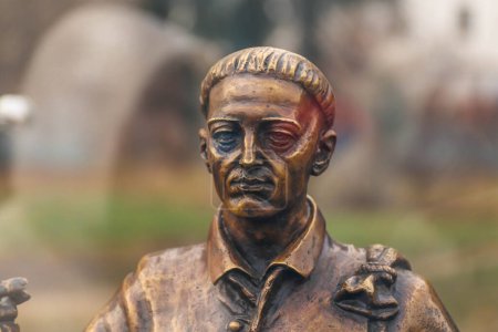 POLTAVA, UKRAINE - 3 DÉCEMBRE 2022 : Monument au philosophe ukrainien Hryhorii Skovoroda dans un parc local