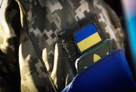 Un parche con la bandera de Ucrania en un uniforme militar