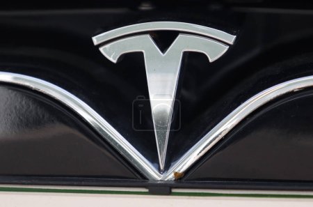 Téléchargez les photos : Logo de la société Tesla sur une voiture - en image libre de droit