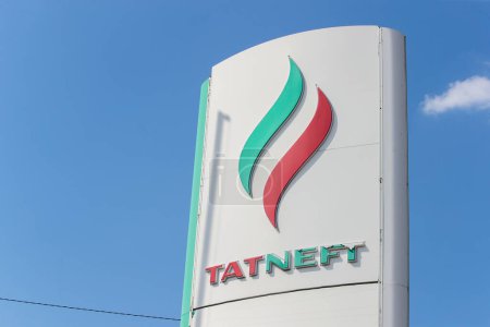Foto de El logo de la petrolera rusa Tatneft en una gasolinera por la tarde - Imagen libre de derechos