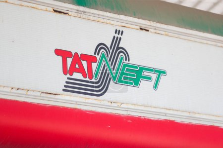 Foto de El logo de la petrolera rusa Tatneft en una gasolinera por la tarde - Imagen libre de derechos