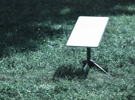 Téléchargez les photos : Starlink satellite (constellation Internet par satellite) sur la pelouse du parc pendant la journée - en image libre de droit