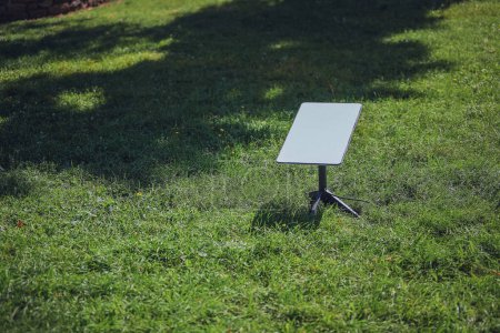 Téléchargez les photos : Starlink satellite (constellation Internet par satellite) sur la pelouse du parc pendant la journée - en image libre de droit