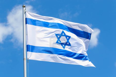 Téléchargez les photos : Le drapeau national de l'Etat d'Israël dans la journée - en image libre de droit
