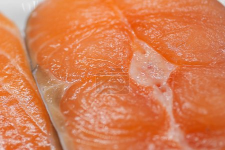 Téléchargez les photos : Un morceau de saumon atlantique (Salmo salar) repose sur une assiette - en image libre de droit