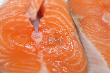 Téléchargez les photos : Un morceau de saumon atlantique (Salmo salar) repose sur une assiette - en image libre de droit