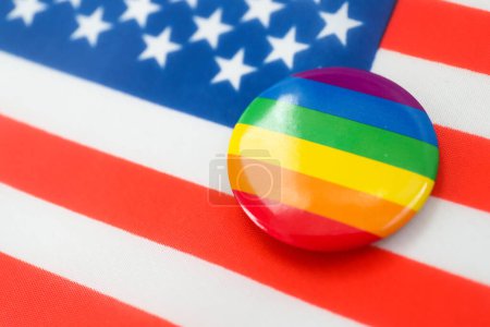 Symbol in den Farben des Regenbogens (Symbol der LGBT-Bewegung) auf dem Hintergrund der Nationalflagge der Vereinigten Staaten