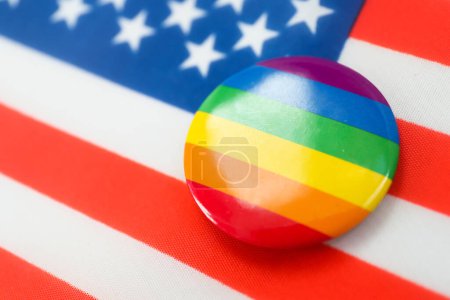 Symbol in den Farben des Regenbogens (Symbol der LGBT-Bewegung) auf dem Hintergrund der Nationalflagge der Vereinigten Staaten