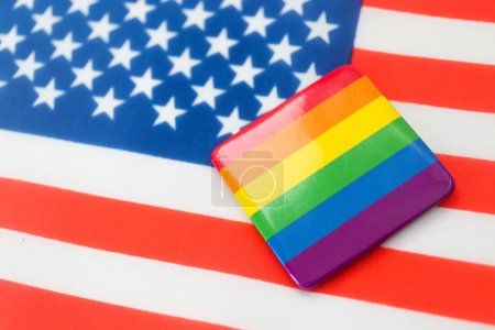 Icône aux couleurs de l'arc-en-ciel (symbole du mouvement LGBT) sur le fond du drapeau national des États-Unis