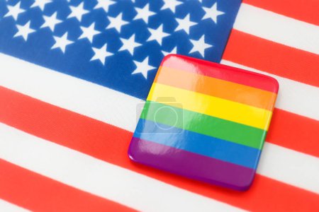 Icono en los colores del arco iris (símbolo del movimiento LGBT) en el fondo de la bandera nacional de los Estados Unidos