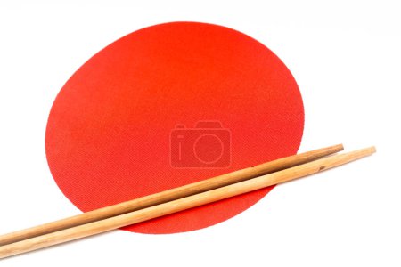 Foto de Palillos de sushi se encuentran en el fondo de la bandera nacional de Japón - Imagen libre de derechos