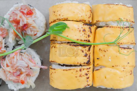 Conjunto de sushi tradicional japonés (Makizushi)