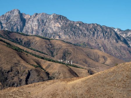 Inguschetien Bergblick. Komplex alter Türme in Inguschetien, Russland. Beeindruckende Felswand des Kaukasus-Gebirges im Hintergrund.