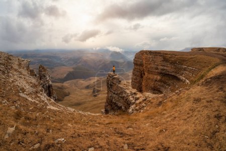 Téléchargez les photos : Vue aube des rochers du plateau de Bermamyt. Montagnes sur le bord d'une falaise au loin le matin dramatique. Paysage atmosphérique avec des silhouettes de montagnes. Karachay-Tcherkessie, Caucase, Russie. - en image libre de droit